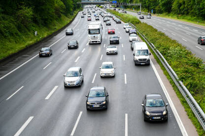 Automobili se kreću autoputem. Automobili se kreću autoputem za vrijeme gužve u saobraćaju. Vozila na autoputu.