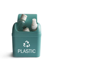 Kanta za reciklažu plastike Zelena plastična kanta sa znakom za reciklažu plastike na bijeloj podlozi.