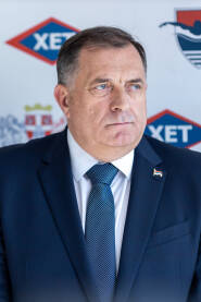 Milorad Dodik Milorad Dodik, srpski i bosanskohercegovački političar i srpski član Predsedništva Bosne i Hercegovine. Osnivač je i predsednik Saveza nezavisnih socijaldemokrata (SNSD).