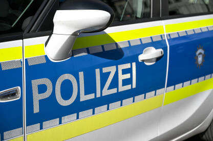 Policija Njemačka Policijski patrolni automobil parkiran na ulici u Njemačkoj. Automobili njemačke policije na ulici.