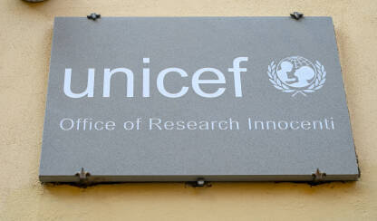 UNICEF natpis i logo. Unicef je UN Međunarodni fond za djecu.