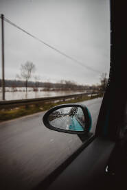 Cesta u retrovizoru Cesta u retrovizoru automobila u pokretu