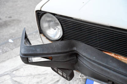 Oštećenje na automobilu nakon sudara. Oštećenje na automobilu nakon sudara. Slomljen branik na vozilu nakon udesa na ulici. Saobraćajni udes.