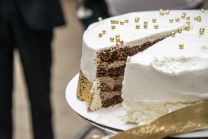 Odrezana torta Načeta torta svadbena