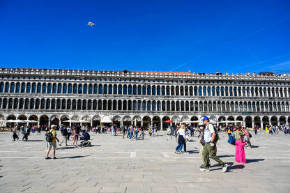 Venecija, Italija Venecija, Italija: Ljudi šetaju glavnim trgom. Trg sv. Marka ili Piazza San Marco. Popularno turističko odredište.