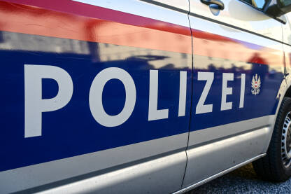 Policijski znak na patrolnom vozilu austrijske policije. Policijski automobil u Beču.