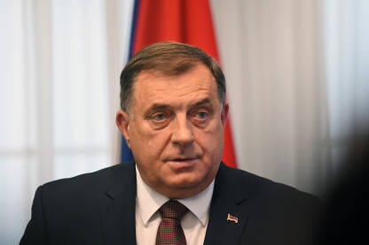 Milorad Dodik Milorad Dodik bosanskohercegovački je političar srpske nacionalnosti. Trenutni je srpski član Predsjedništva Bosne i Hercegovine.