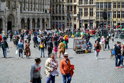 Bruxelles, Belgija: Mnogo ljudi na glavnom trgu. Turisti istražuju grad. Grand-Place, Brussels. Zgrade u Briselu.