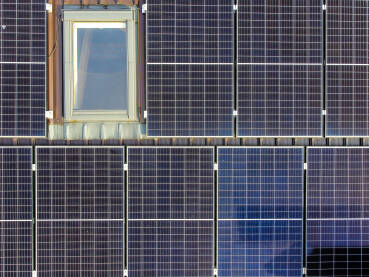 Solarne ploče na vrhu zgrade Solarne ploče na vrhu zgrade, snimak dronom. Proizvodnja električne energije. Solarni paneli na kući. Proizvodnja čiste obnovljive energije od sunca. Fotonaponske solarne ćelije.