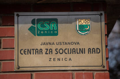 Centar za socijalni rad Centar za socijalni rad Zenica, tabla sa grbom Grada