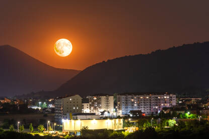 Supermjesec iznad Ozimica