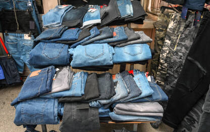 Džins pantalone Muške hlače na prodaju na pijaci. Jeans pantalone.