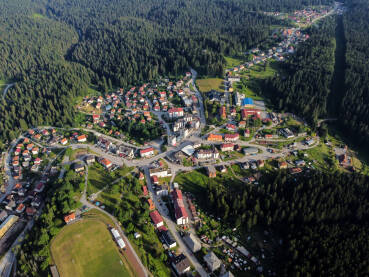 Han Pijesak, Bosna i Hercegovina, snimak dronom. Han Pijesak, Bosna i Hercegovina, snimak dronom.