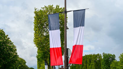 Zastava Francuske na jarbolu. Nacionalna Francuska zastava u Parizu.