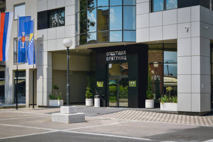Zgrada Opština Bratunac Bratunac je dobio novu administrativnu zgradu Opštine Bratunac koja je izgrađena na mjestu starog i dotrajalog objekta.