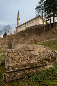 Kameni sarkofag Kameni sarkofag ispod zidina Starog grada Cazin, Bosna i Hercegovina.
