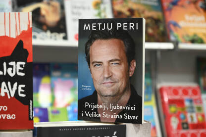 Knjiga glumca Metju Perija "Prijatelji, ljubavnici i Velika Strašna Stvar" Glumac Matthew Perry na naslovnici knjige. Knjige izložene na sajmu.