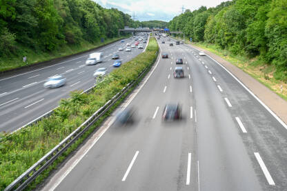 Automobili na autoputu. Automobili na autoputu. Vožnja automobilom. Pokretni automobili, autobusi.