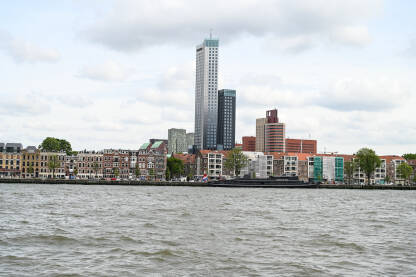 Roterdam, Holandija Roterdam, Holandija: Panoramski pogled na nebodere u gradu. Zgrade u Roterdamu. Nieuwe Maas.