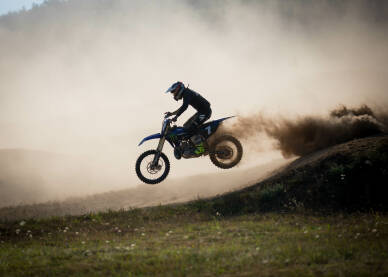 Motocross utrka Motorista na skoku
