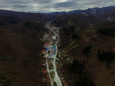 Srebrenica, panorame Panorame Srebrenice dronom iz različitog vremenskog perioda.