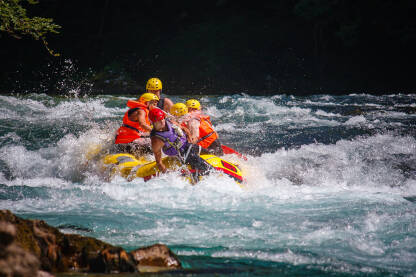 Rafting na Neretvi Splav ulazi u "buk" na rijeci Neretvi.