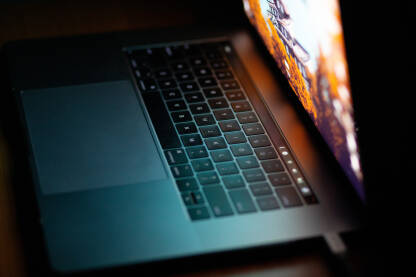 Laptop na radnom stolu Laptop sa upaljenim ekranom na radnom stolu