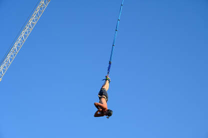 Bungee jumping Bungee jumping. Mladić skače bungee jumping. Skok s užetom. Čovjek se zabavlja Ekstremni sport.