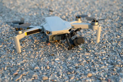 Srušen i oštećen dron. Srušen i oštećen dron. Slomljene dron na asfaltu. Dron pao na tlo. Nesreća tokom leta.