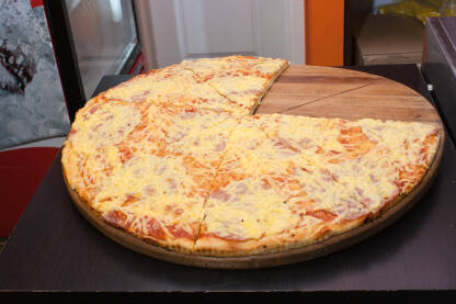 Pica - Pizza Velika pica isječena na komade spremna za prodaju
