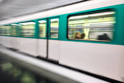 Voz se brzo kreće u stanici metroa. Voz se brzo kreće u stanici metroa. Zamagljena podzemna željeznica. Prijevoz.