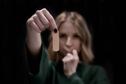 Žena skida flaster. Podrška ženama koje preživljavaju nasilje. 

Fotografija besplatna za ilustrovanje medijskih sadržaja o nasilju, svako drugo korištenje je zabranjeno.

Autorka: Svjetlana Panić