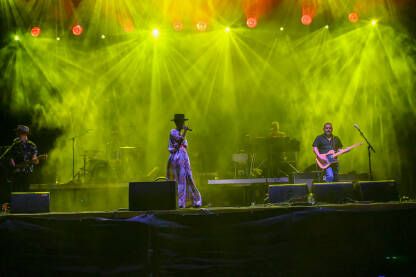 Skye Edwards, pjevačica britanskog benda Morcheeba Skye Edwards, pjevačica britanskog benda Morcheeba na festivalu. Shirley Klaris Yonavieve Edwards pjeva na bini.