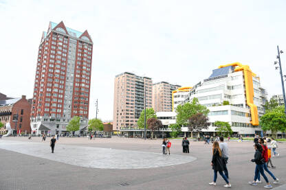 Rotterdam, Nizozemska: Građani i turisti šetaju središtem grada. Rotterdam, Nizozemska: Građani i turisti šetaju središtem grada. Ljudi šetaju trgom.