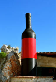 Vino Velika flaša vina ispred vinarije.