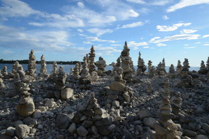 Ravnoteža kamena na plaži Umjetnost ravnoteže kamena na morskoj plaži u Rovinju. Skulpture od kamena slagane sa strpljenjem i smirenošću.