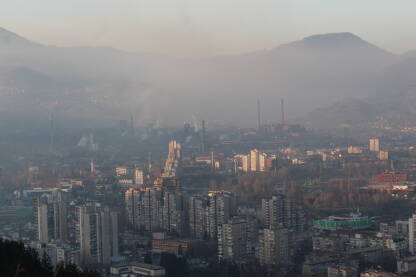 Panorama grada Zenice Panorama Zenica sa industrijiskom zonom i lamelom