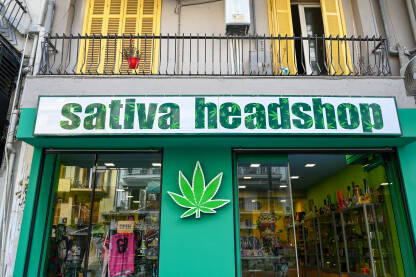 Trgovina sa medicinskim kanabisom. Sativa headshop. Trgovina sa medicinskim kanabisom. Simbol marihuane. Cannabis sativa prodavnica u gradu.