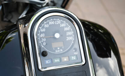 Brzinomjer na motociklu. Brzinomjer na motociklu. Upravljačka ploča na motociklu.