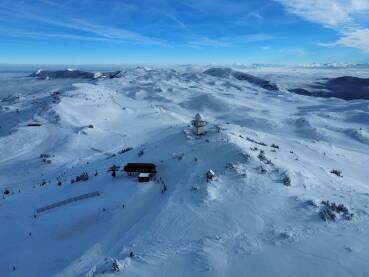 Jahorina Fotografija planine Jahorina , fotografija napravljena dronom . Fotografisano u zimskom periodu.