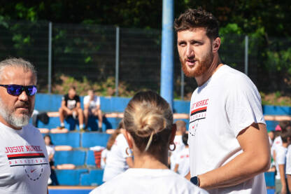 Košarkaški kamp "Srebrenica 2023" Fondacije Jusuf Nurkić Reprezentativac BiH, član NBA kluba Portland Trail Blazers Jusuf Nurkić je nakon Vukovara organizovao košarkaški kamp u Srebrenic gdje je nastupilo više od 100 djece ih BiH i Hrvatske.