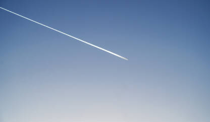 Avion na plavom nebu. Avion na plavom nebu. Putovanje.