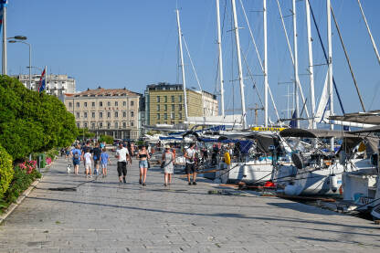 Šetalište u centru Šibenika, HR Šibenik, Hrvatska: Šetalište u centru grada. Šetalište uz Jadransko more. Riva. Ljudi šetaju gradom.