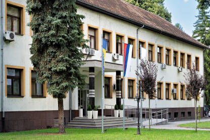 Opština Teslić Opština Teslić. Zgrada opštine u centru grada.
