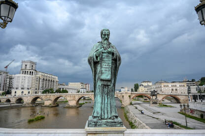 Skoplje, Sjeverna Makedonija: Statue na mostu Skoplje, Sjeverna Makedonija: Statue na mostu u centru grada. Bronzane skulpture.