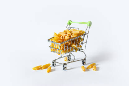 Makaroni u potrosackoj korpi makaroni u kupovini, potrosacka korpa