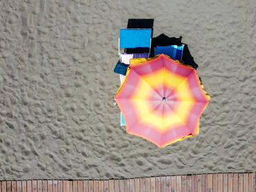 Šareni suncobran i ležaljka na plaži. Ilustracija godišnjeg odmora, ljeta, sunčanja, turizma i putovanja.