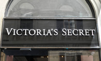 Victoria's secret logo na trgovini. Victoria's secret logo na trgovini. Victoria's Secret je američki trgovac kozmetikom, donjim rubljem i odjećom.
