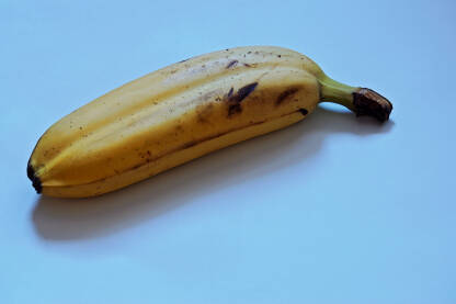 Banana izolovana na svijetloj pozadini