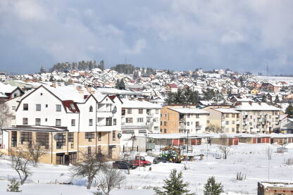 Zgrade i kuće na Sokocu tokom zime Pogled na periferiju opštine Sokolac, kuće i zgrade, tokom hladnih i dugih zimskih dana.
